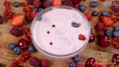 森林水果落在酸奶健康早餐概念酸奶和水果在旋转桌子上